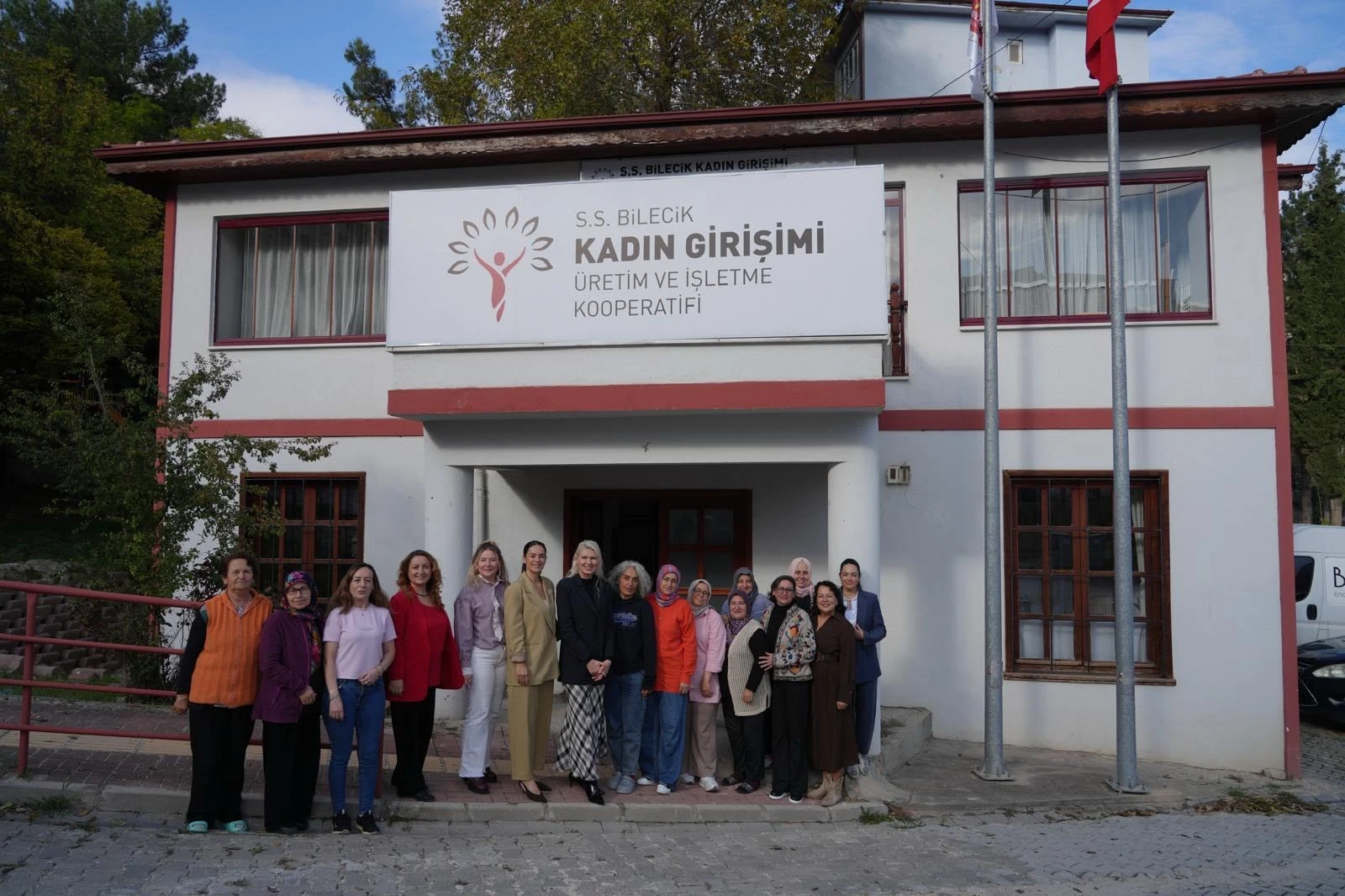 Bilecik Kadın Girişimi Üretim ve İşletme Kooperatifi binası önünde kooperatif üyeleri