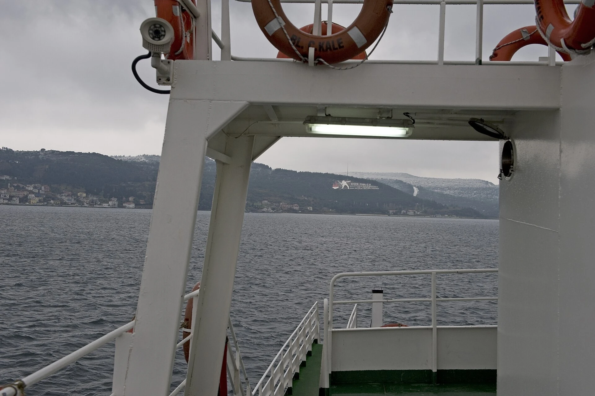 Çanakkale Boğazı'nda Kilitbahir'e giden feribot