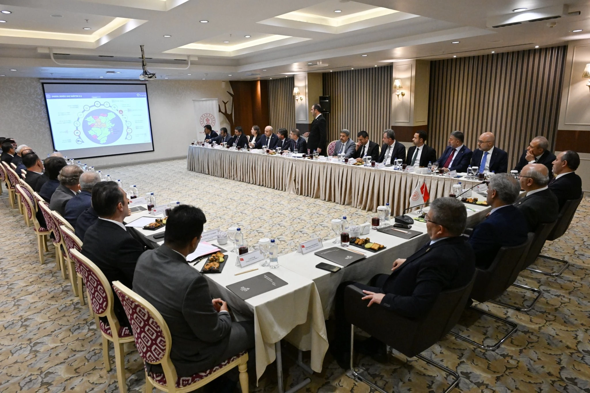 Denizli Karahayıt'taki doğal gaz projesi toplantısında Enerya sunumu yapılıyor