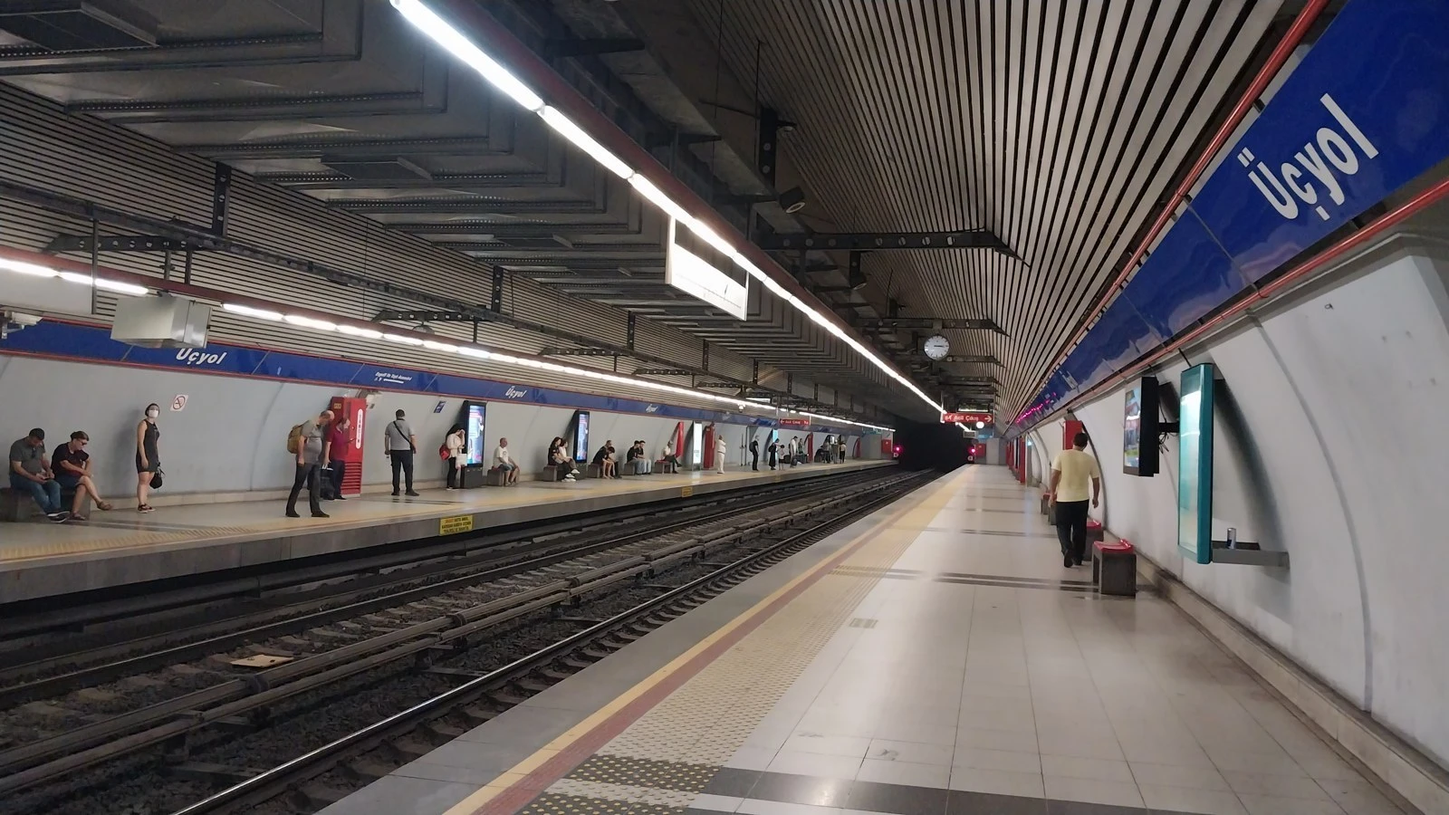 İzmir Metrosu Üçyol istasyonunda peron ve bekleyen yolcular