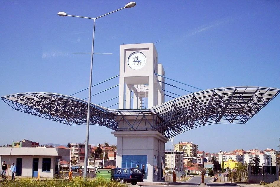 Dokuz Eylül Üniversitesi Tınaztepe Kampüsü girişi, İzmir