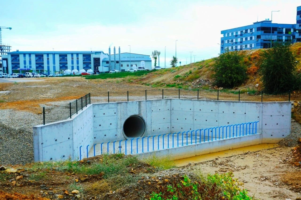 Denizli Şehir Hastanesi bölgesinde DESKİ'nin yaptığı yağmur suyu drenaj hattı çıkış yapısı