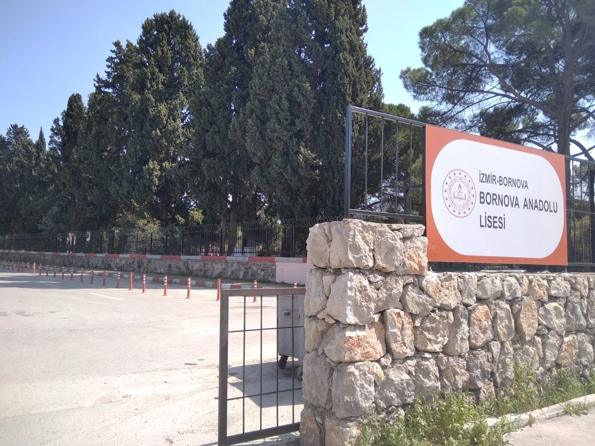 İzmir Bornova Anadolu Lisesi girişi ve okul tabelası