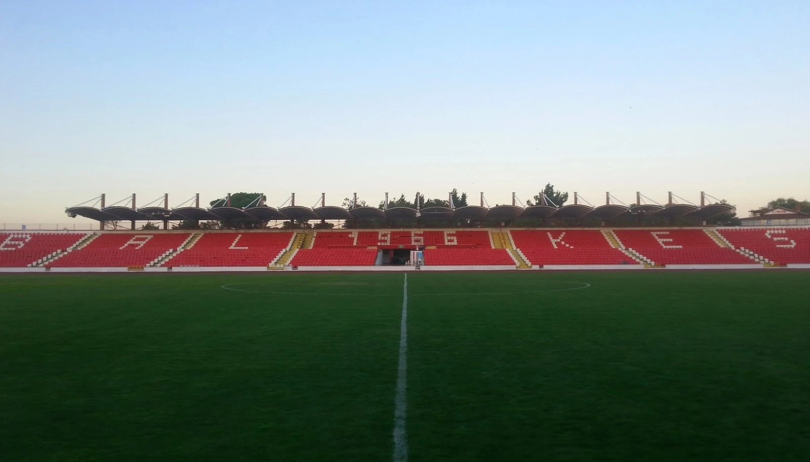 Balıkesirspor'un iç saha maçlarını oynadığı Balıkesir Atatürk Stadyumu'nun tribünü, arşiv fotoğrafı