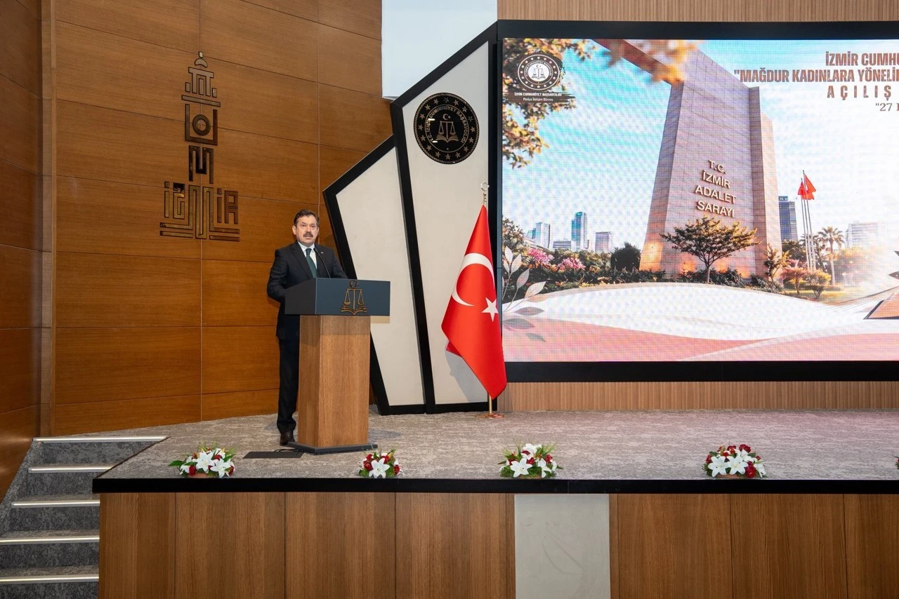 İzmir Cumhuriyet Başsavcısı Ali Yeldan Mağdur Kadınlara Yönelik Hukuki Okuryazarlık Eğitimi Projesi açılışında konuşurken