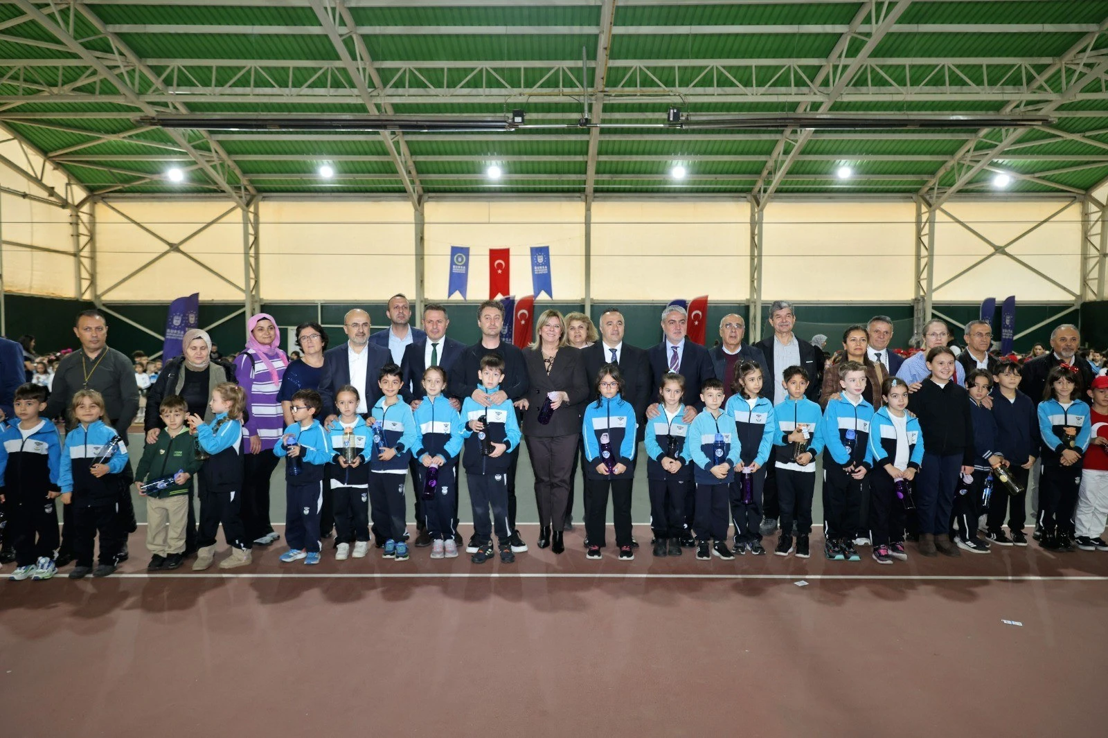 Bursa Hüdavendigar Tenis Kortları'nda Geleceğin Raketleri projesinin açılışına katılan öğrenciler