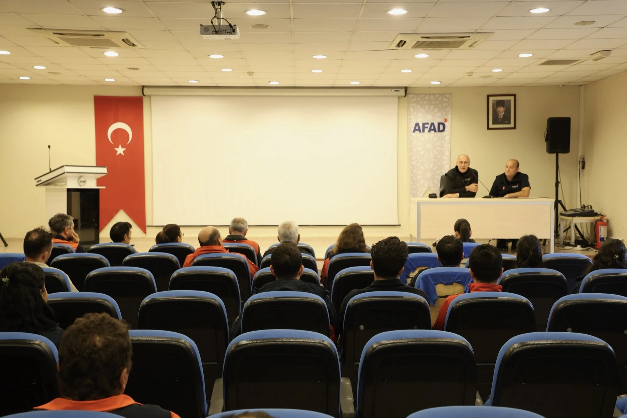 İzmir AFAD Arama ve Kurtarma Birlik Müdürlüğü'nde 30 Ekim deprem tatbikatı hazırlık toplantısı
