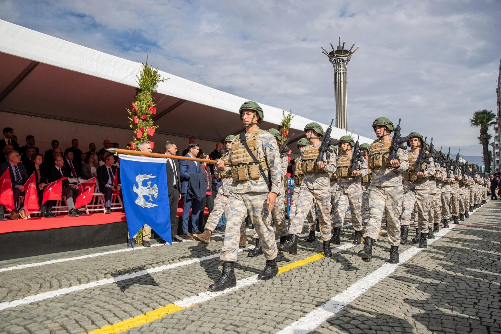 İzmir Cumhuriyet Meydanı'nda 29 Ekim geçit töreninde yürüyen askerî birlik