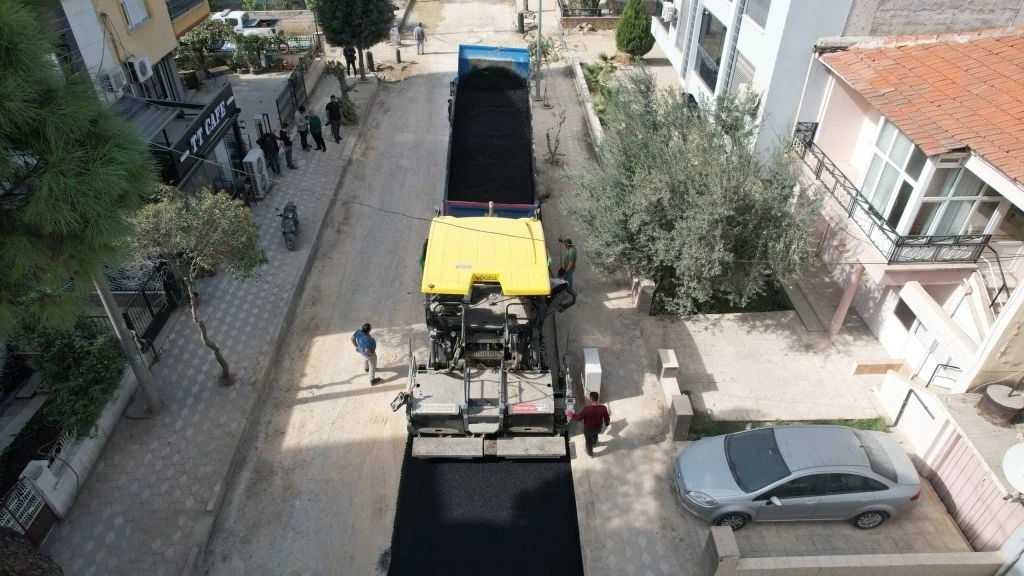 Turgutlu Cumhuriyet Mahallesi Türkmen Yolu'nda asfalt serim makinesi ve kamyonun havadan görünümü