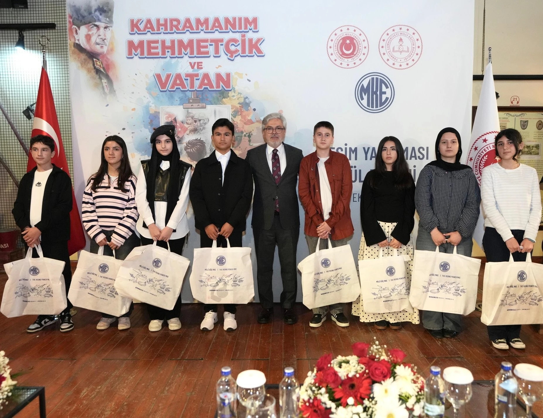 Kahramanım Mehmetçik ve Vatan resim yarışmasında ödül alan öğrenciler