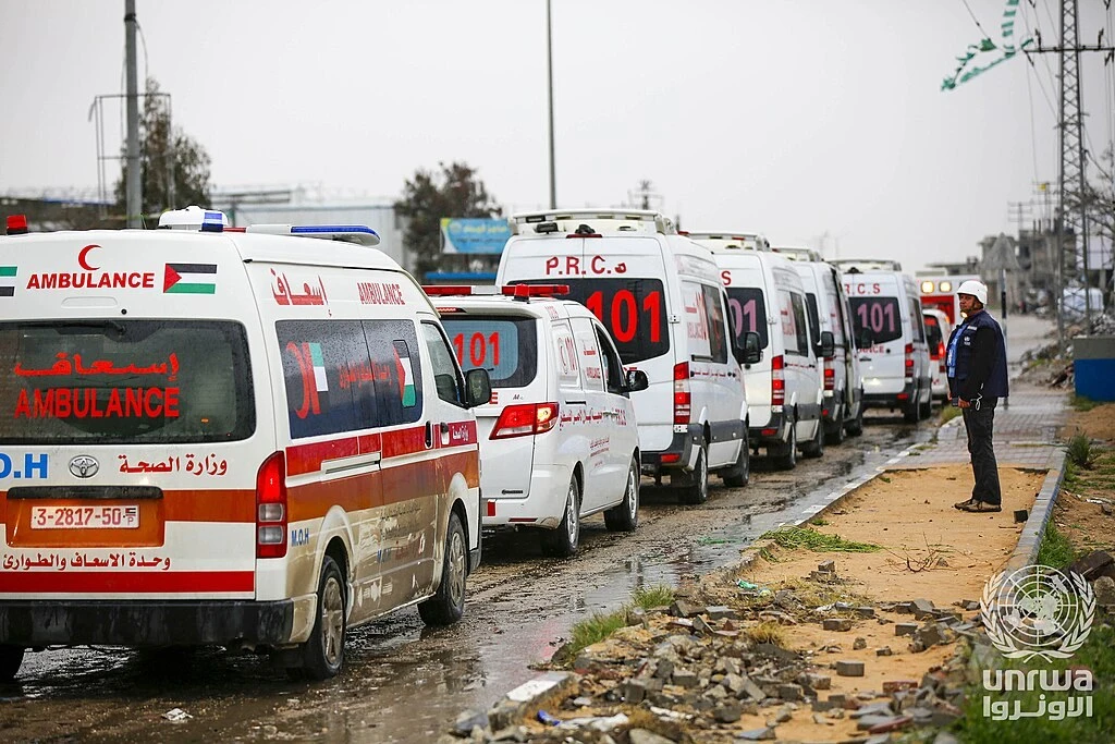 Refah Sınır Kapısı'nda tıbbi tahliye için bekleyen ambulanslar