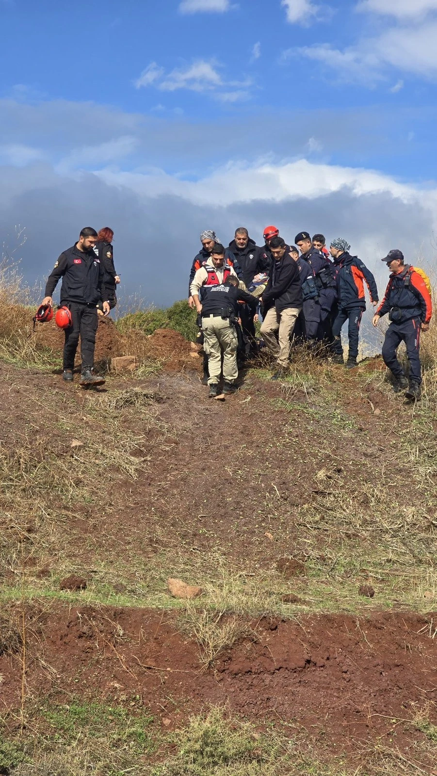 Foça Yenibağarası'nda kayıp arama çalışmasına katılan AFAD, jandarma ve arama kurtarma ekipleri