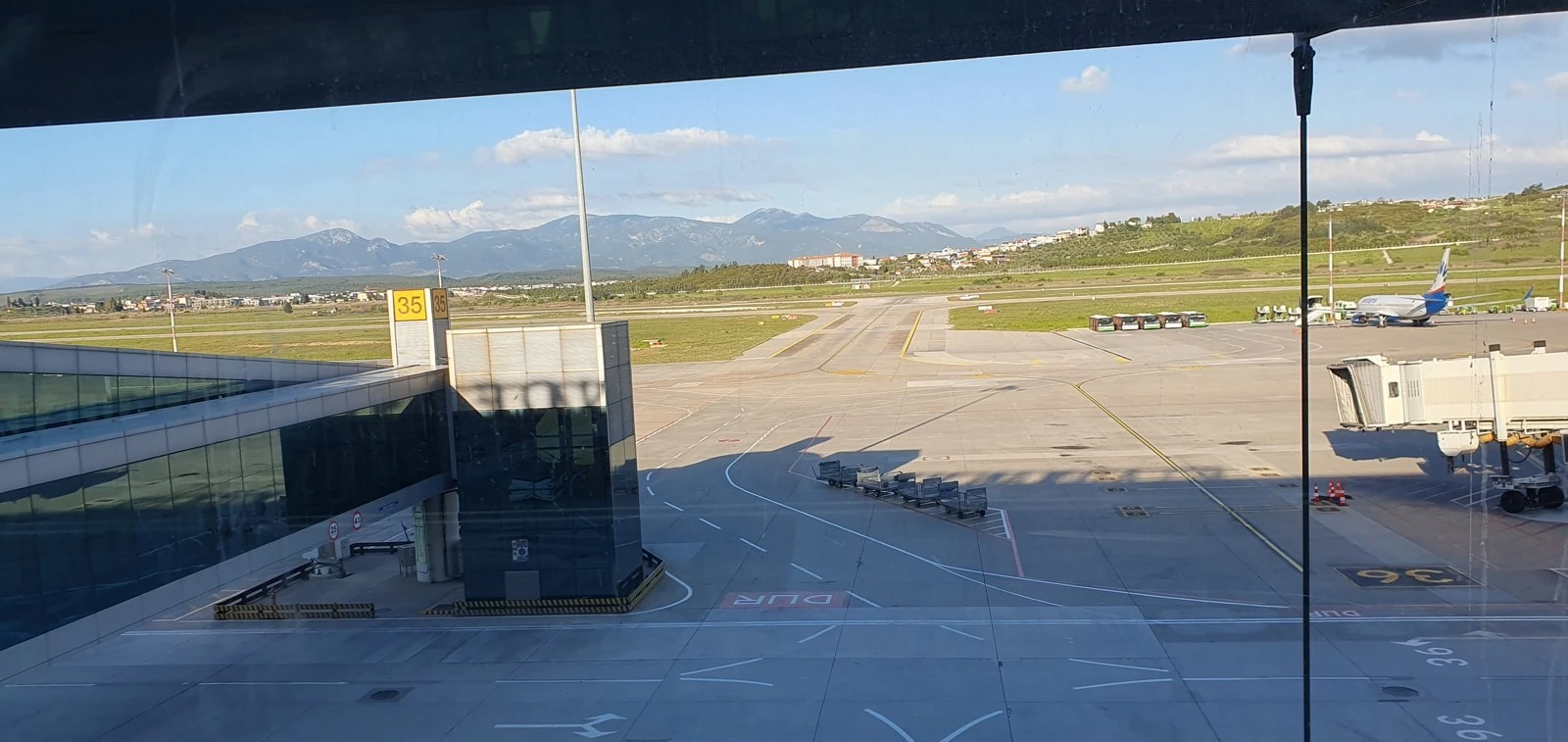İzmir Adnan Menderes Havalimanı iç hatlar terminalinden apron ve pist görünümü