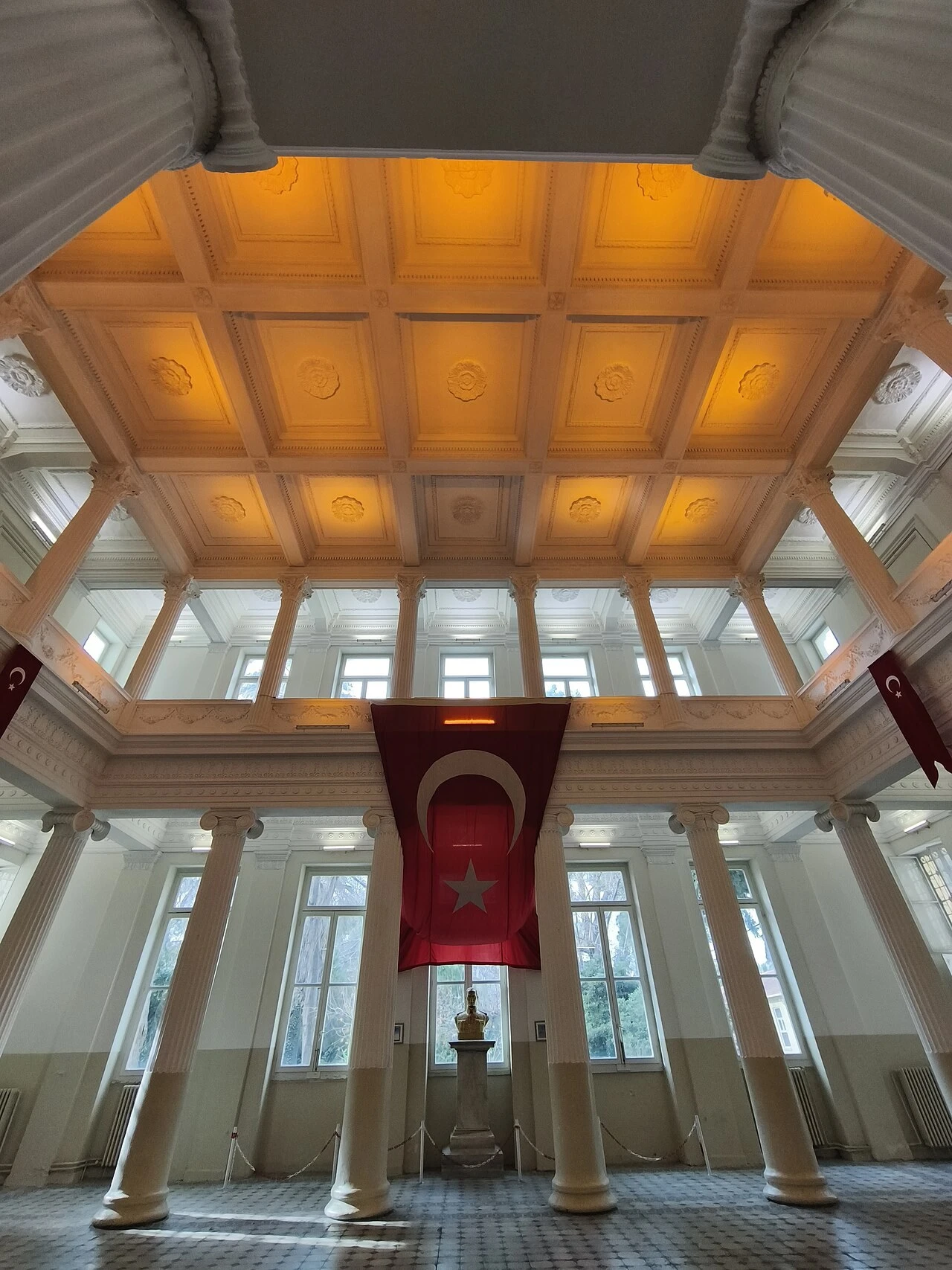 İzmir Atatürk Lisesi'nin sütunlu ana salonu ve Türk bayrağı