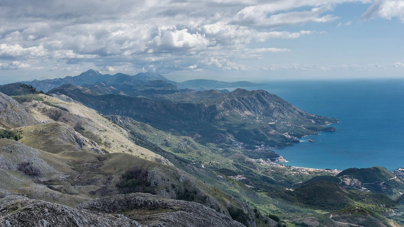 Karadağ'ın Adriyatik kıyısı, dağlar ve deniz